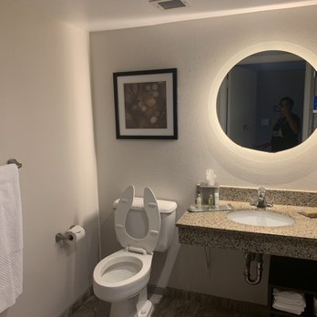 DoubleTree by Hilton Hotel Laurel - Bathroom - Hotels Near Me - Laurel, Maryland DoubleTree by Hilton Hotel Laurel - Bathroom - Hotels Near Me - Laurel, Maryland