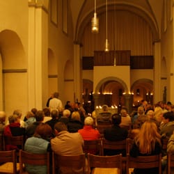 Stiftskirche - die Konzertbesucher vor den uralten Säulengängen (Balkon=früherer Altar der Nonnen)