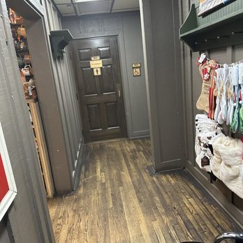 Cracker Barrel Old Country Store - clean, clear hall to the restrooms - American Near Me - Port Huron, Michigan
