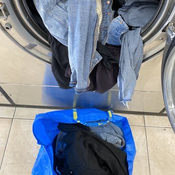 Happy Laundry - Hoy fue un día lleno aquí y no habían suficientes carros para toda la gente, no podíamos transportar la ropa mojada. - Laundry Services Near Me - Garden Grove, California