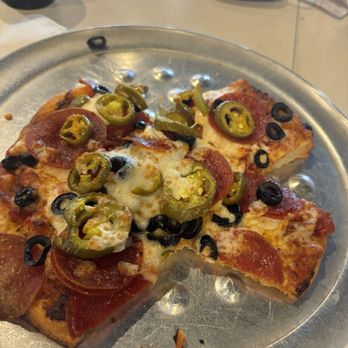 Old Chicago Pizza + Taproom - Pizza - individual thin crust - Sports Bars Near Me - Kansas City, Missouri