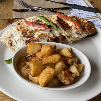 Au Petit Poucet - Croque-monsieur - Canadian (New) Near Me - Val-David, Quebec