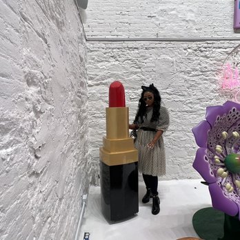 Ashley Longshore Studio Gallery - Art Galleries Near Me - New York, New York