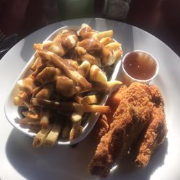 Chicken strips w/ poutine Chicken strips w/ poutine