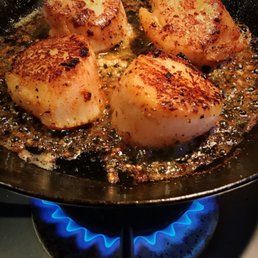 Fresh (never frozen) jumbo dry pack scallops. Putting a nice sear on them at home for dinner.