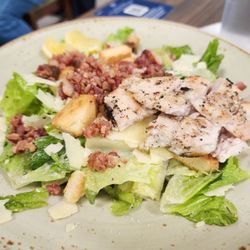 Fionn MacCool's - Grilled chicken caesar