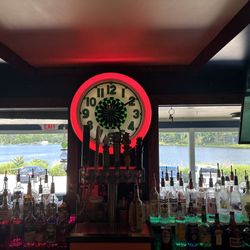 The Lake House Kitchen & Bar - Bar overlooking the lake