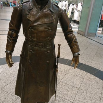Forum Köpenick - In der Passage vor C&A steht auch eine Bronzefigur des Hauptmanns. - Shopping Centers Near Me - Berlin, BE