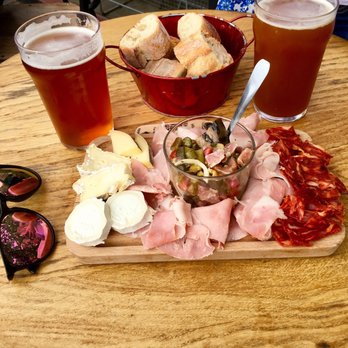 Paname Brewing Company - Charcuterie plate with beer - Breweries Near Me - Paris, 75 Paname Brewing Company - Charcuterie plate with beer - Breweries Near Me - Paris, 75