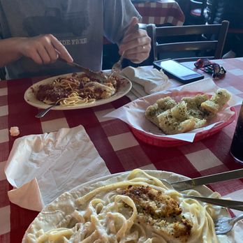Ferndale Pizza - Garlic bread, Chicken parmesan and Chicken fettuccine Alfredo. - Pizza Near Me - Ferndale, California