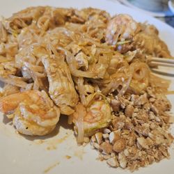 Yamato Japanese Steakhouse & Sushi - Chicken and shrimp pad Thai
