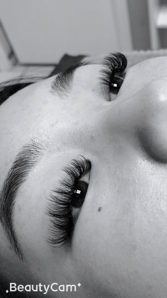 Lashes by Trinda Logo