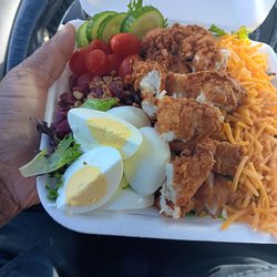 Big Dawgs Memphis - Fried chicken and grilled chicken salad...delicious!
