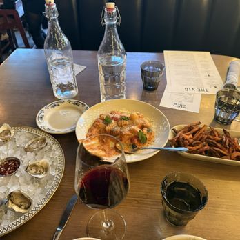 The VIG West Loop - Oysters, gnocchi, sweet potato fries during happy hour - Lounges Near Me - Chicago, Illinois