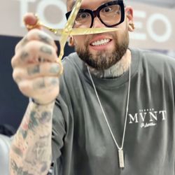 The Proper Barbershop - Vinnie and a golden shears 24K!!!