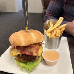 Hug-Hes Cafe - Cheddar Bacon Burger