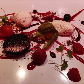 Zielou - Piedras en el jardín. Panacota de chocolate Ivoire, frambuesa y aromas de violeta y lavanda. - Gastropubs Near Me - Madrid, M