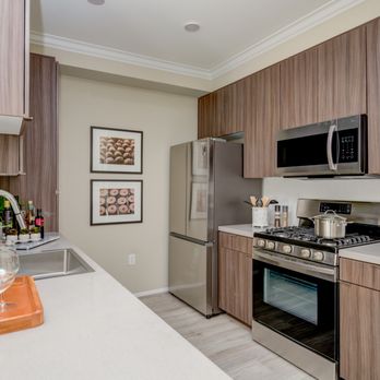 Ferrante Apartments - Entertainer's Kitchen - Apartments Near Me - Los Angeles, California