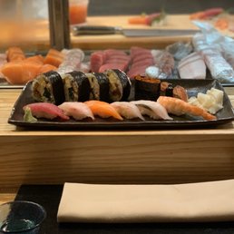 Sushi Regular w/futomaki roll ($30) Sushi Regular w/futomaki roll ($30)