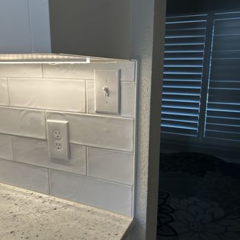 Canyon Construction - Cabinet, backsplash, countertops not aligned - General Contractors Near Me Canyon Construction - Cabinet, backsplash, countertops not aligned - General Contractors Near Me