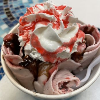 Jack's Shack - Strawberry ice cream with hot fudge, delicious - Ice Cream & Frozen Yogurt Near Me - Sun City Center, Florida