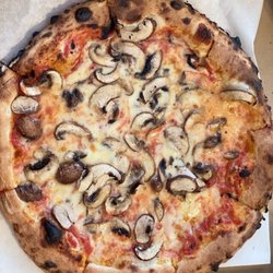 Hot Box Pizza Truck - The mushroom pizza is so tasty!