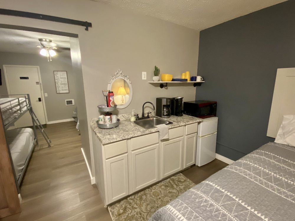 CREEKSIDE RETREAT INN & SUITES Updated October 2024 1943 S Business