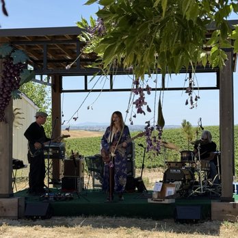 Graveyard Vineyards - Live music - Wine Tasting Room Near Me - San Miguel, California