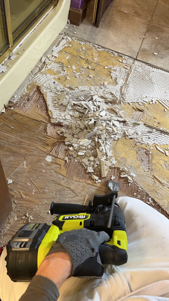 Slide of Davies Tile Hardwood & LVT