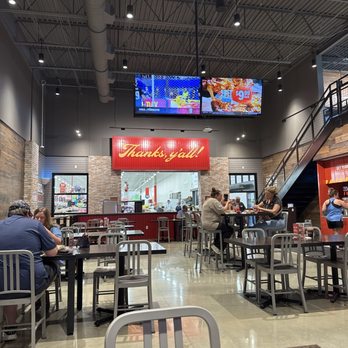 H-E-B - Dining area. - Grocery Near Me - Forney, Texas