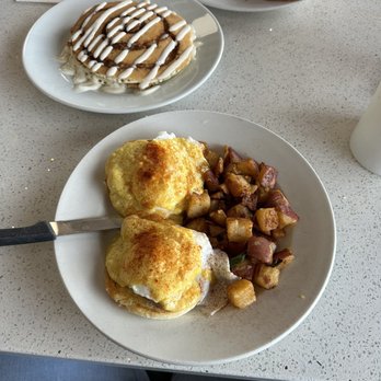 Ronnie's Diner - Eggs Benedict - Diners Near Me - Los Angeles, California Ronnie's Diner - Eggs Benedict - Diners Near Me - Los Angeles, California