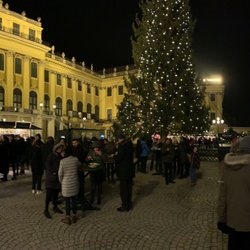 Besonders nach Einbruch der Dunkelheit kommt die Kulisse für den Kultur- und Weihnachtsmarkt Schloß Schönbrunn richtig zur Geltung