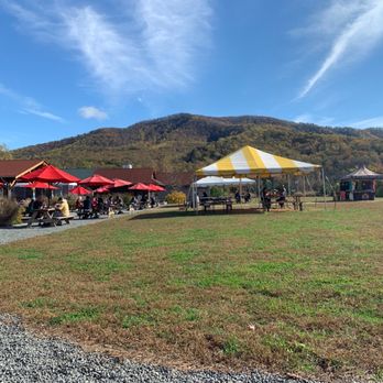 Devils Backbone Brewing Company - DB outdoor seating - American Near Me - Roseland, Virginia