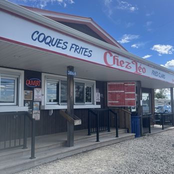 Chez Leo Fried Clams - Front porch - Seafood Near Me - Shediac Bridge, New Brunswick Chez Leo Fried Clams - Front porch - Seafood Near Me - Shediac Bridge, New Brunswick