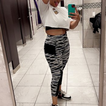 Planet Fitness - Female restroom - Gyms Near Me - Whittier, California