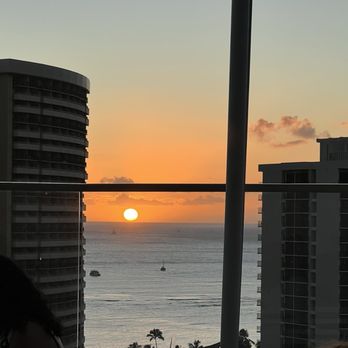 SKY Waikiki - Gorgeous sunset - Seafood Near Me - Honolulu, Hawaii