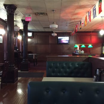Pearson Pub - the bar and dining area - American Near Me - Mississauga, Ontario