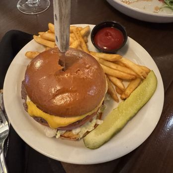 Rusk Kitchen & Bar - Classic Burger - Cocktail Bars Near Me - Cincinnati, Ohio