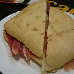 El Museo de la Cerveza - La tapa que ponen con la consumición, bocatín de jamón con tomate