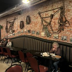 Brickroad's Grille - Love the decor!