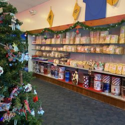 Popcorn Willy - Front of store during the holidays