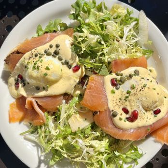 Urth Caffé-Pasadena - Egg Eggs Benedict Canyon with Smoked Salmon - Cafes Near Me - Pasadena, California