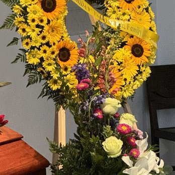 Green Garden Place - Sunflower Floral wreath for services - Funeral Services & Cemeteries Near Me - Monterey Park, California Green Garden Place - Sunflower Floral wreath for services - Funeral Services & Cemeteries Near Me - Monterey Park, California