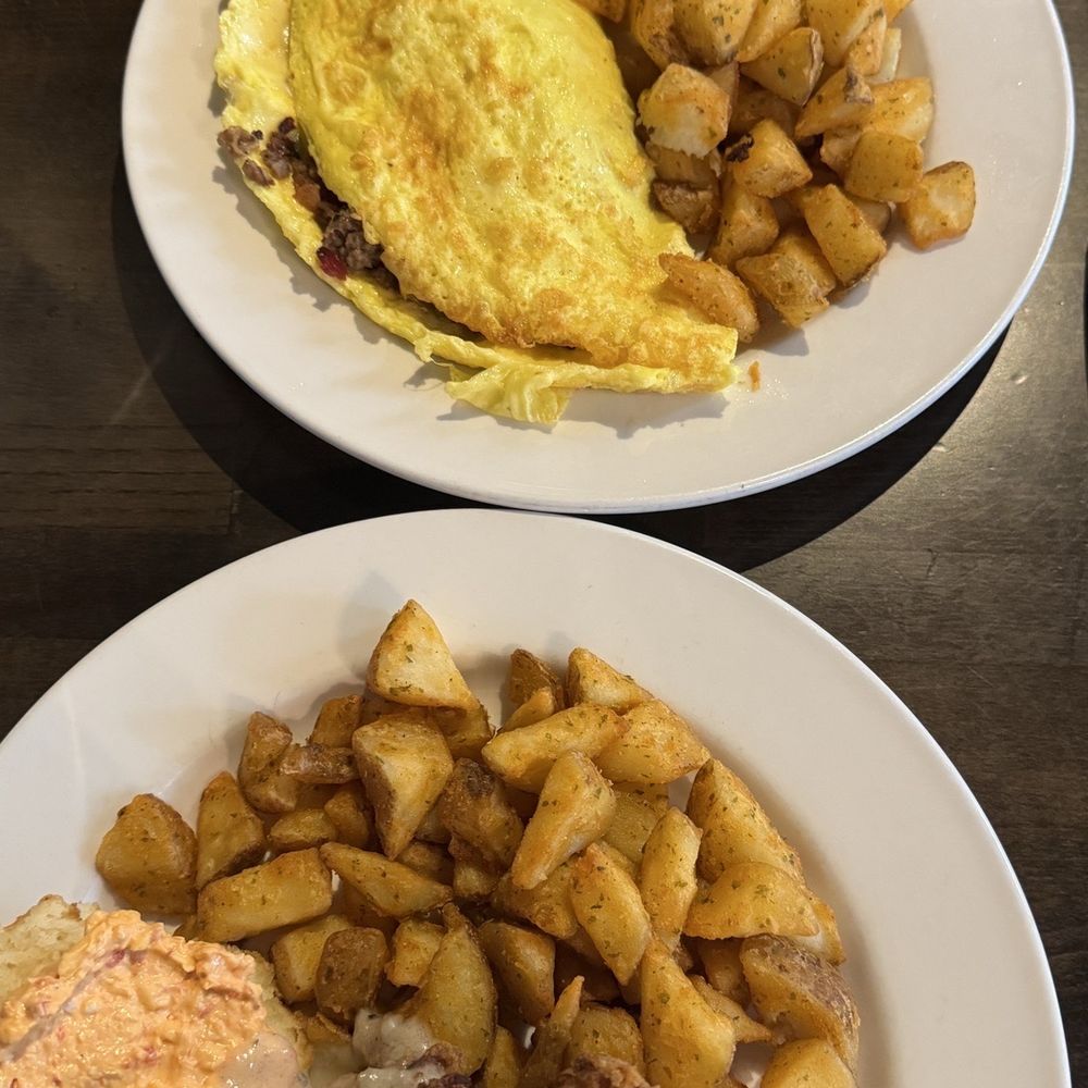 B Matthews Eatery - New American Near Me - Savannah, Georgia