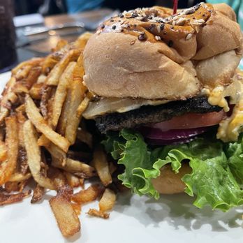 Local Goat - Pimento Cheese Cheeseburger - New American Near Me - Pigeon Forge, Tennessee