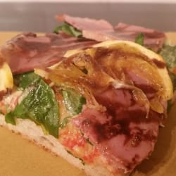 Pizza con petto d'anatra e arancia