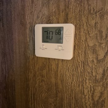 Americana Motor Hotel - Love the thermostat control of the room air without the noisy running of air conditioner - Hotels Near Me - Flagstaff, Arizona