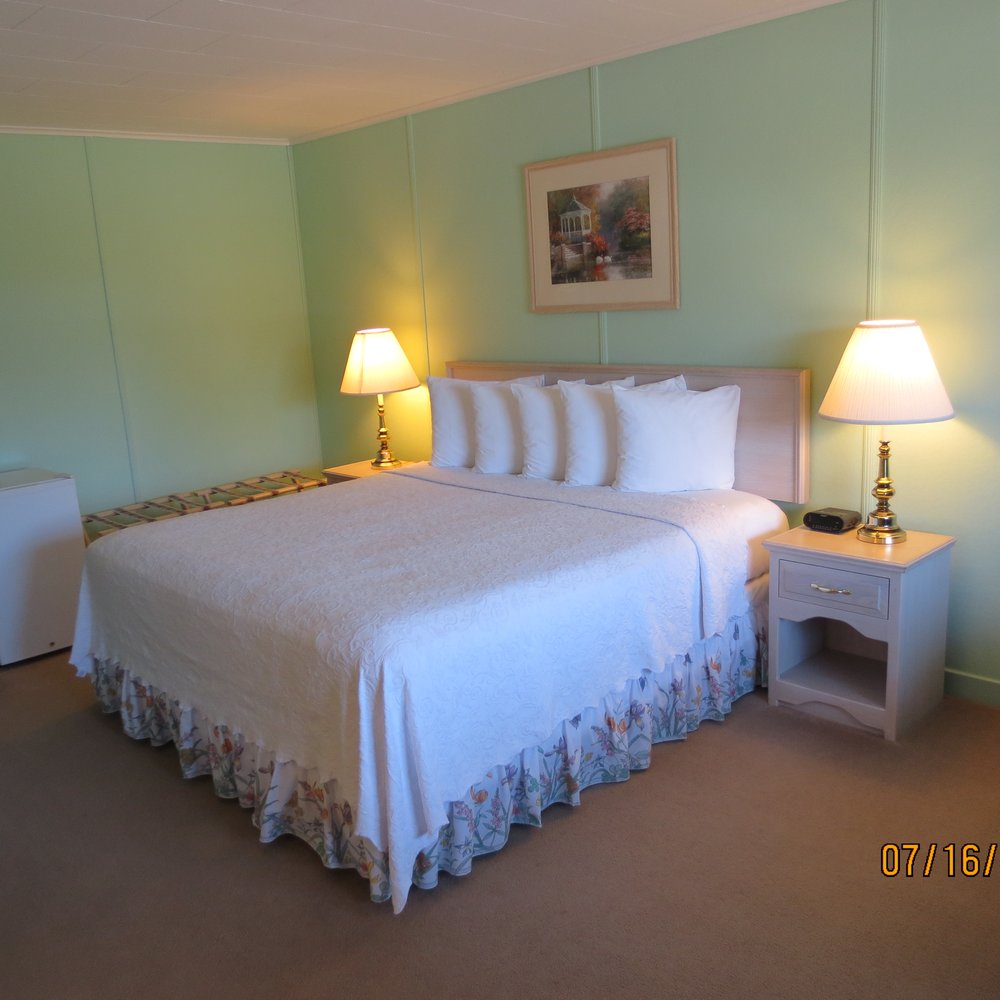 Highbrook Motel - king size bed - Hotels Near Me - Bar Harbor, Maine Highbrook Motel - king size bed - Hotels Near Me - Bar Harbor, Maine
