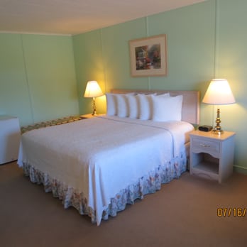 Highbrook Motel - king size bed - Hotels Near Me - Bar Harbor, Maine