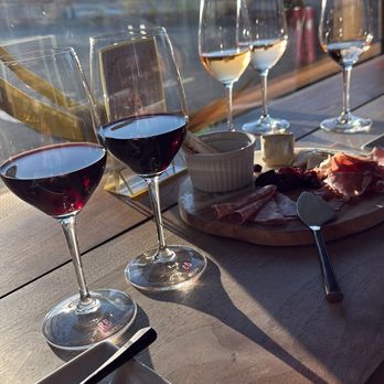 Wine So Cru - Flight wines and cheese board - Wine Bars Near Me - Berkeley, California